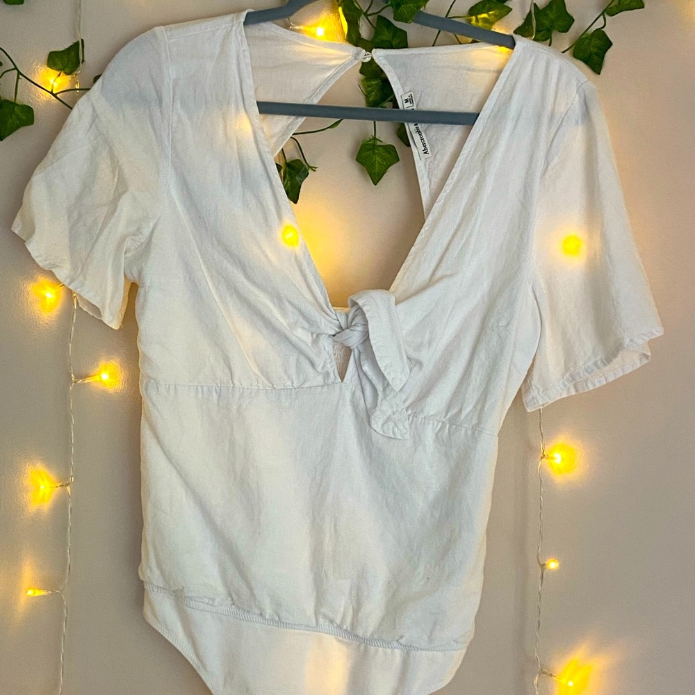 ABERCROMBIE & FITCH WHITE TIE BODY SUIT